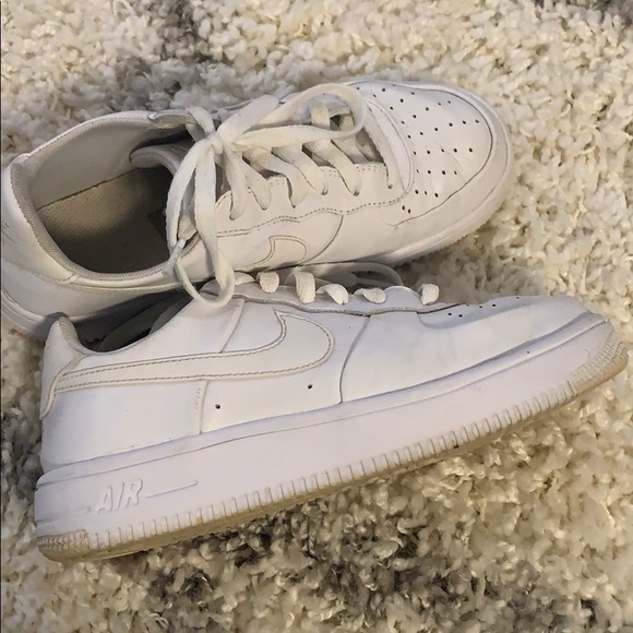 ~WHITE NIKE TENNIS SHOES~ - Picture 3 of 5